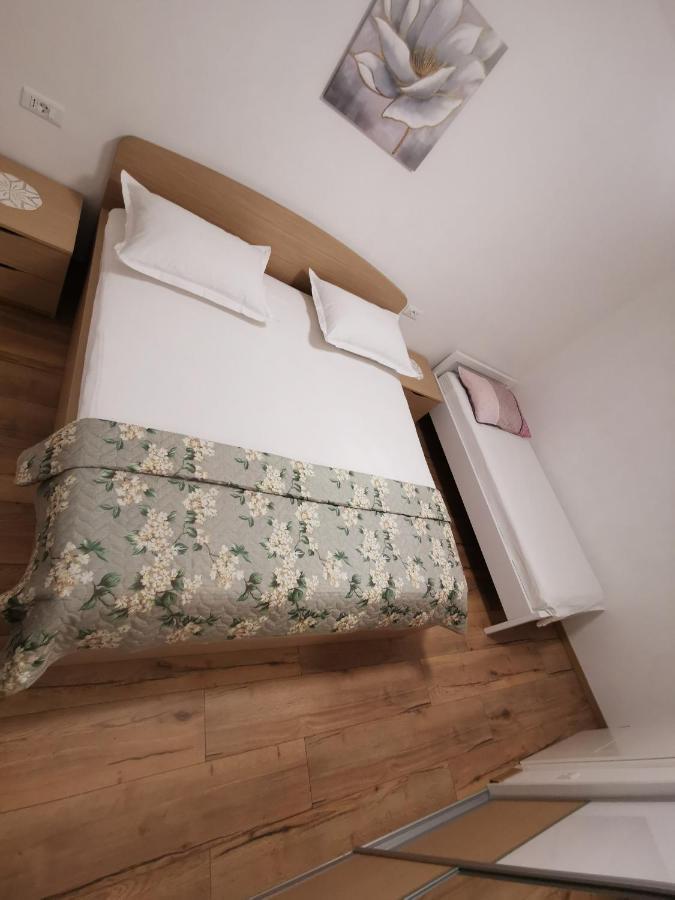 Apartman Marel Zrnovnica Exterior photo